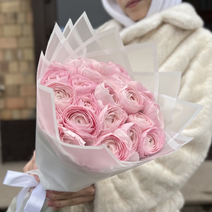 25 розовых ранункулюсов