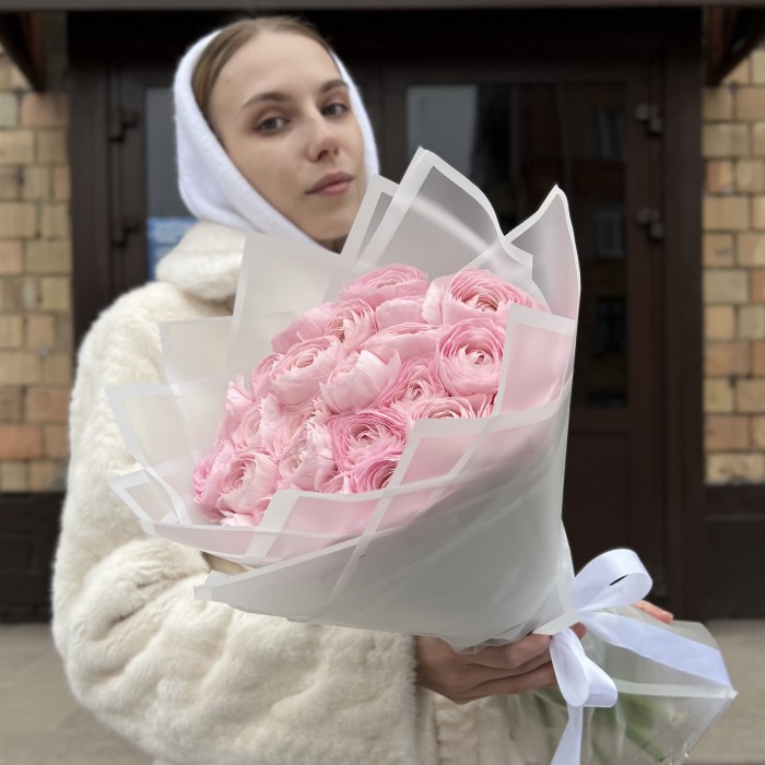 25 розовых ранункулюсов
