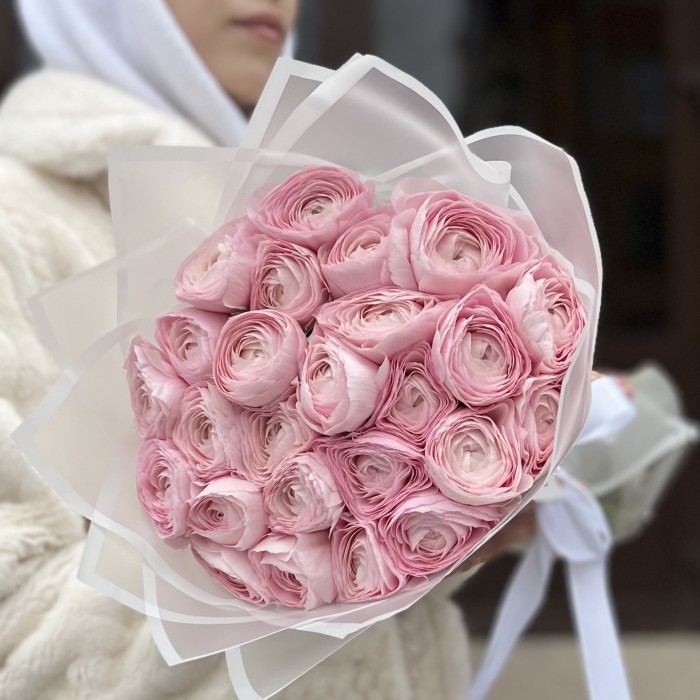 25 розовых ранункулюсов