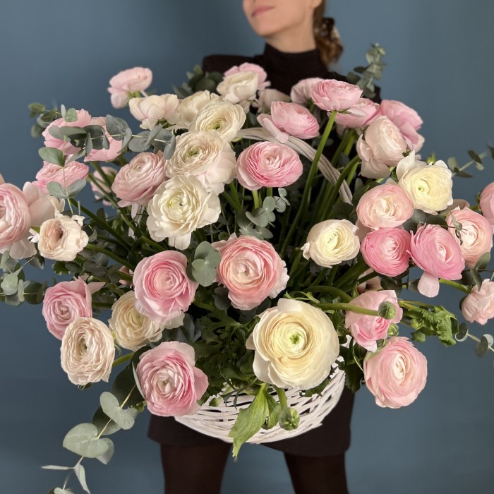 51 нежный микс ранункулюсов в корзине с эвкалиптом
