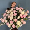51 нежный микс ранункулюсов в корзине с эвкалиптом