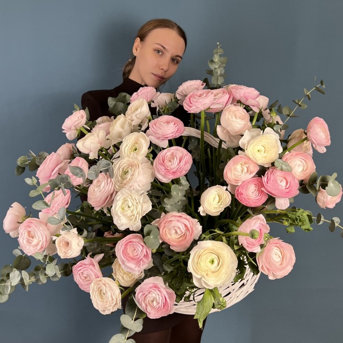51 нежный микс ранункулюсов в корзине с эвкалиптом