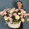 51 нежный микс ранункулюсов в корзине с эвкалиптом