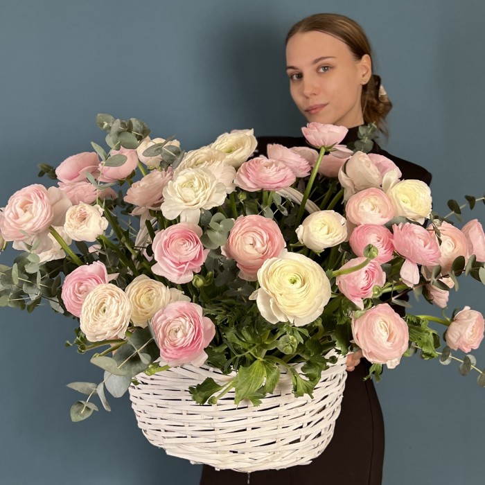 51 нежный микс ранункулюсов в корзине с эвкалиптом