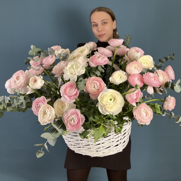 51 нежный микс ранункулюсов в корзине с эвкалиптом