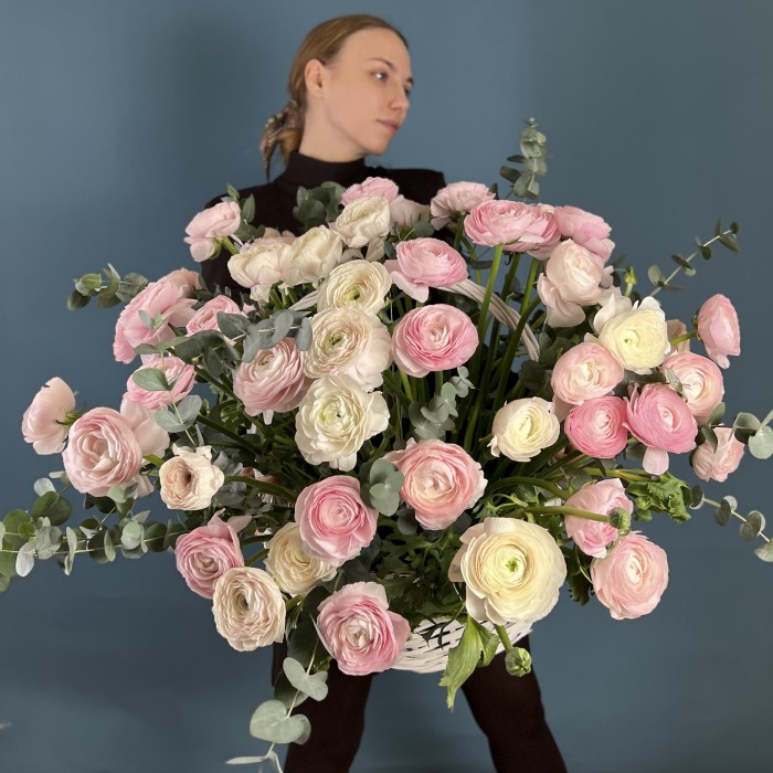 51 нежный микс ранункулюсов в корзине с эвкалиптом