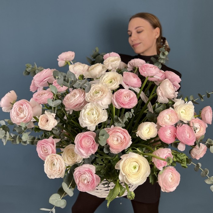 51 нежный микс ранункулюсов в корзине с эвкалиптом