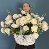 51 ранункулюс Ханой в корзине с эвкалиптом