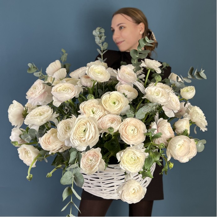 51 ранункулюс Ханой в корзине с эвкалиптом