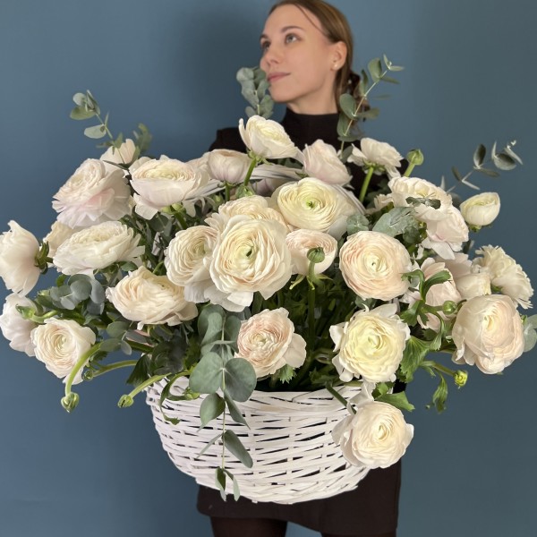 51 ранункулюс Ханой в корзине с эвкалиптом