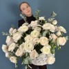 51 ранункулюс Ханой в корзине с эвкалиптом