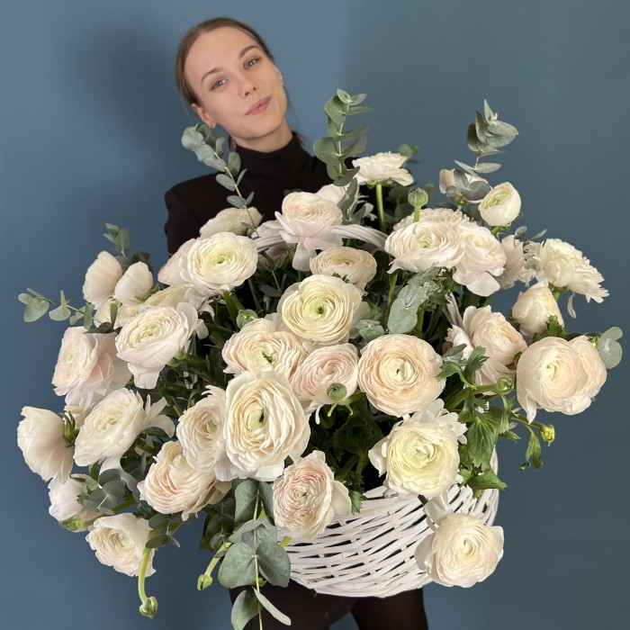 51 ранункулюс Ханой в корзине с эвкалиптом