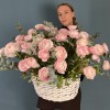 51 розовый ранункулюс в корзине с эвкалиптом