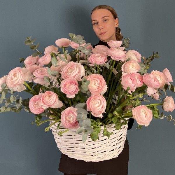 51 розовый ранункулюс в корзине с эвкалиптом