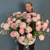 51 розовый ранункулюс в корзине с эвкалиптом