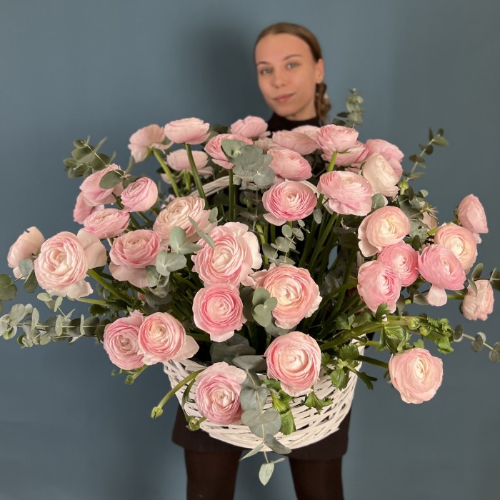 51 розовый ранункулюс в корзине с эвкалиптом