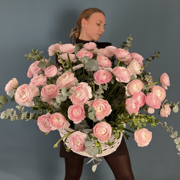 51 розовый ранункулюс в корзине с эвкалиптом
