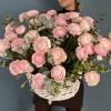51 розовый ранункулюс в корзине с эвкалиптом