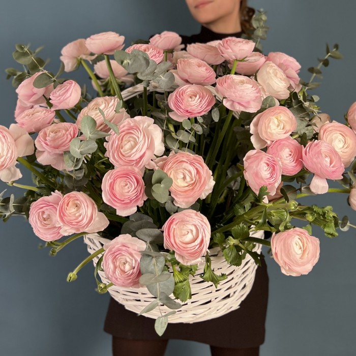 51 розовый ранункулюс в корзине с эвкалиптом