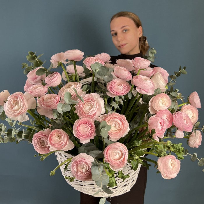 51 розовый ранункулюс в корзине с эвкалиптом