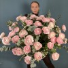 51 розовый ранункулюс в корзине с эвкалиптом