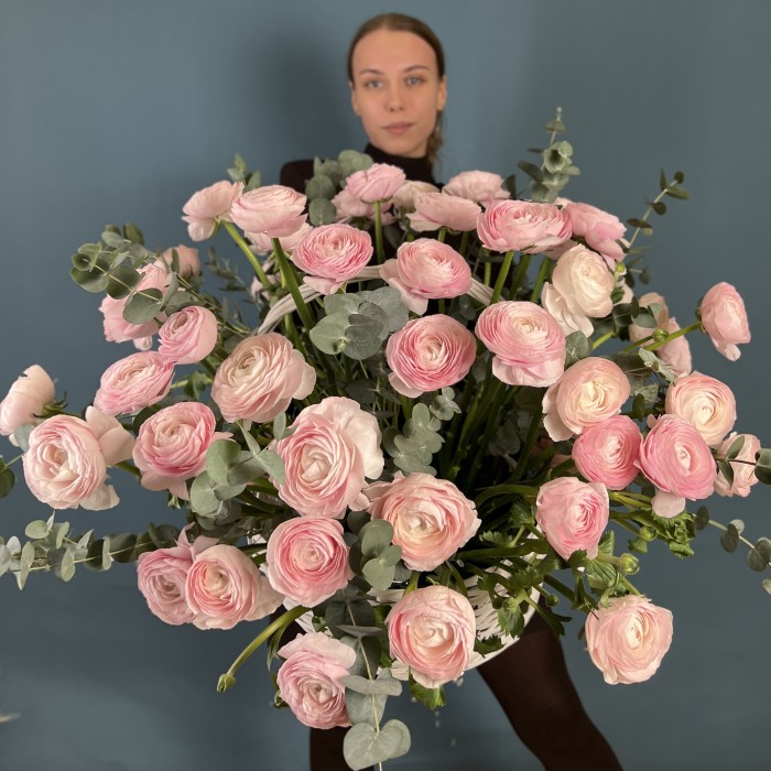 51 розовый ранункулюс в корзине с эвкалиптом