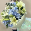 Сборный букет с голубой гортензией и лилиями