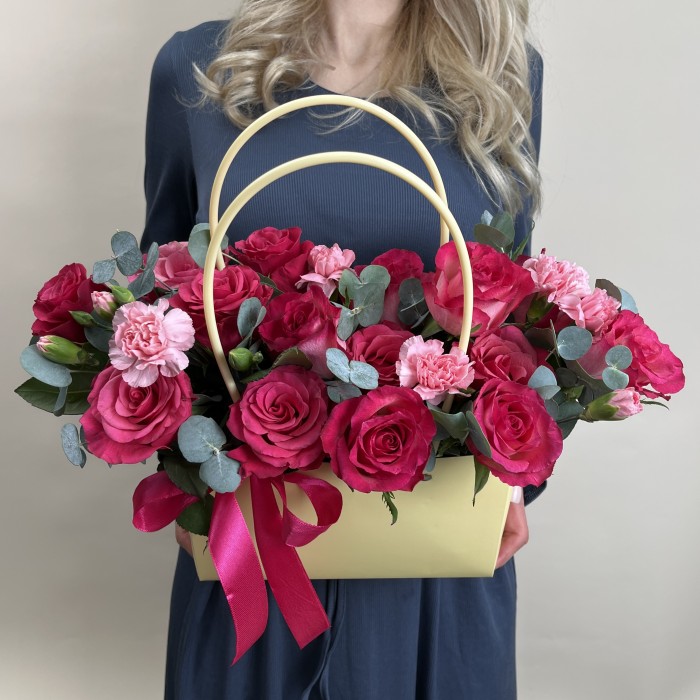 Букет дня в коробке с розами Летняя Фантазия