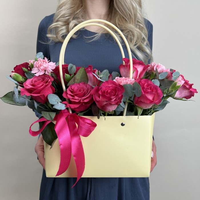 Букет дня в коробке с розами Летняя Фантазия
