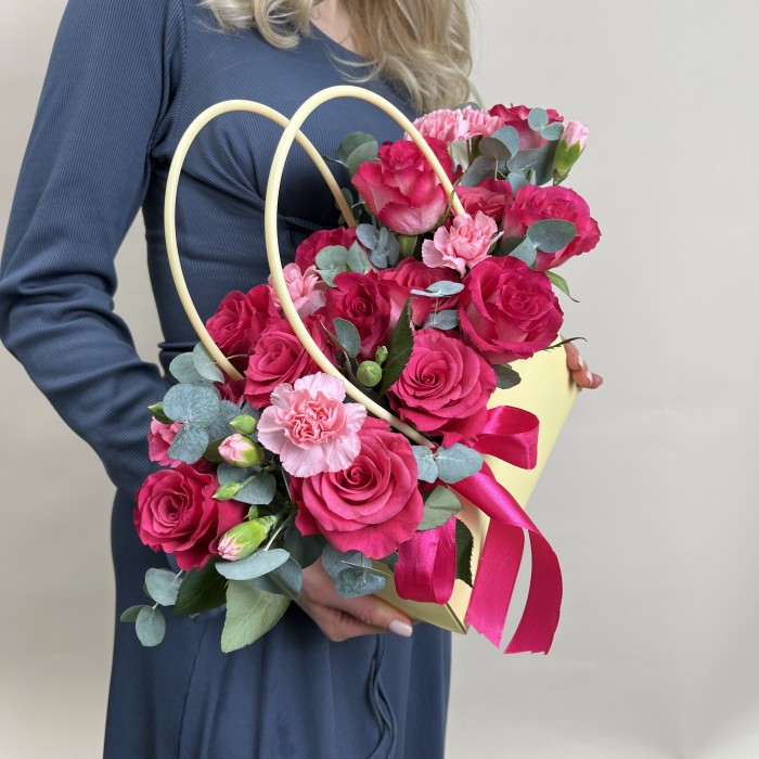 Букет дня в коробке с розами Летняя Фантазия