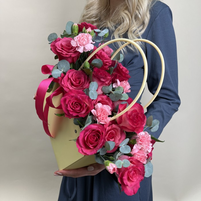 Букет дня в коробке с розами Летняя Фантазия