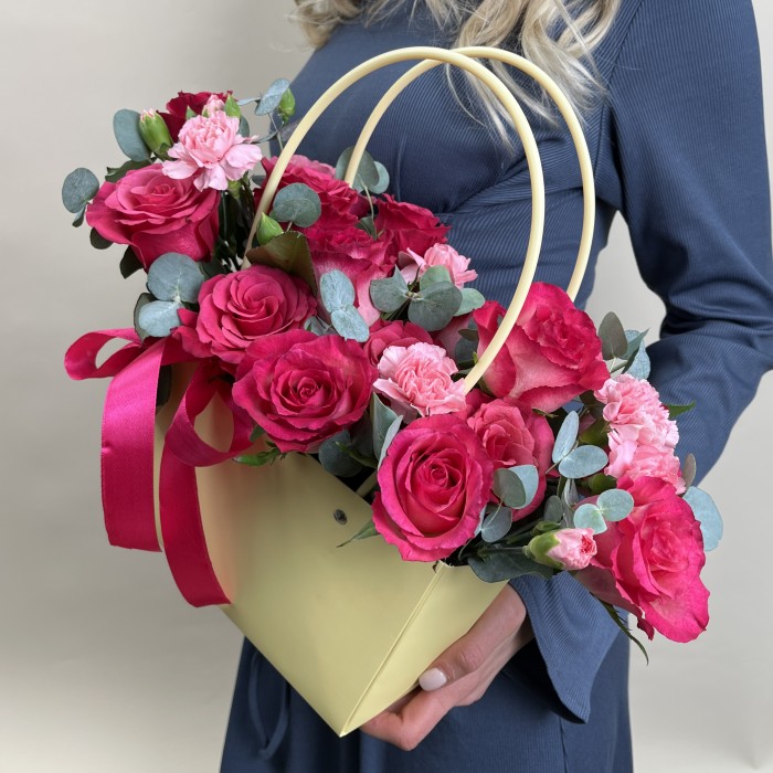 Букет дня в коробке с розами Летняя Фантазия