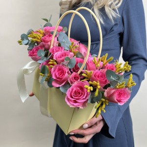 Букет дня в коробке с розами Украшение