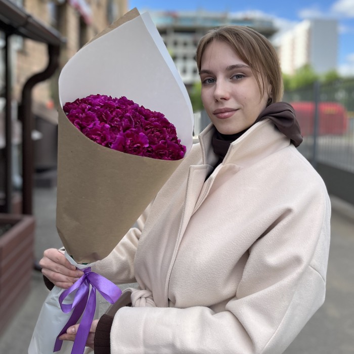 25 фиолетовых гвоздик