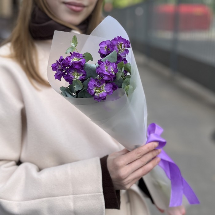 3 фиолетовые маттиолы с эвкалиптом