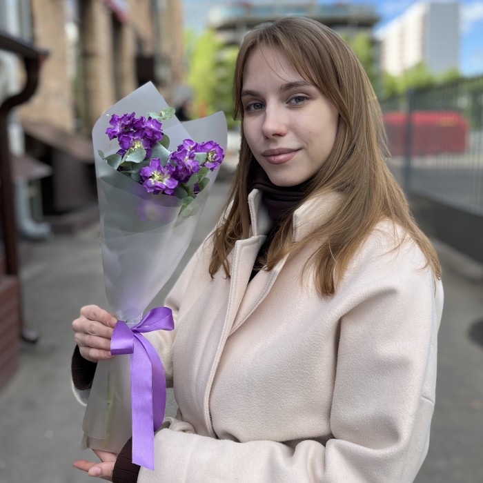 3 фиолетовые маттиолы с эвкалиптом