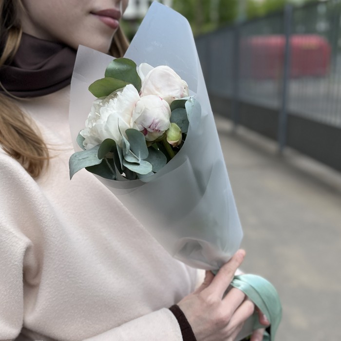 3 пиона Фестива XL с эвкалиптом