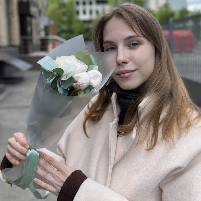 3 пиона Фестива XL с эвкалиптом