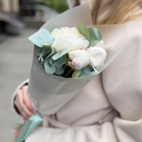 3 пиона Фестива XL с эвкалиптом