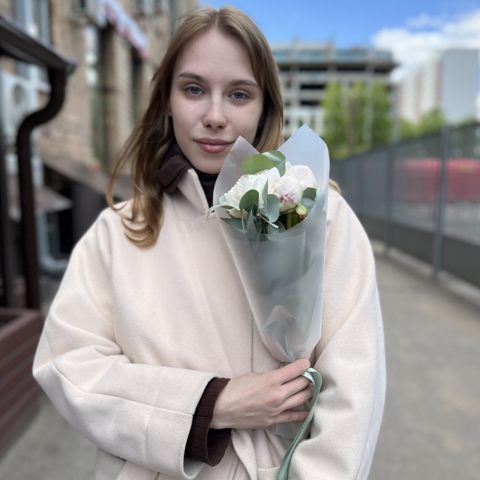 3 пиона Фестива XL с эвкалиптом