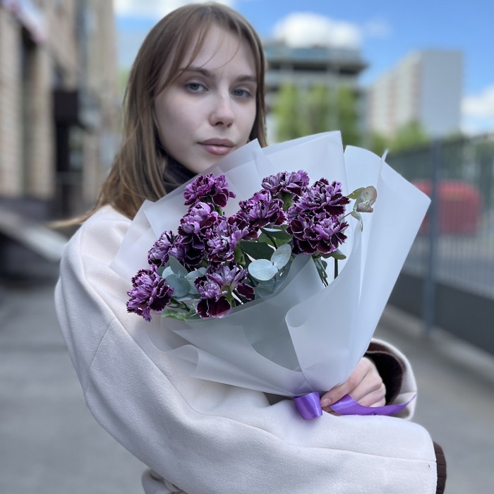 Букет из 11 гвоздик сорта Минерва с эвкалиптом