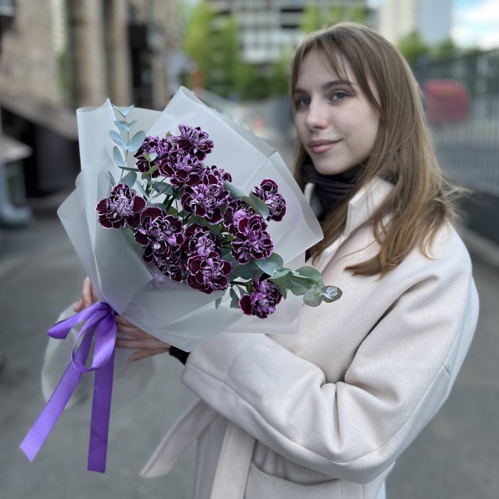 Букет из 15 гвоздик сорта Минерва с эвкалиптом