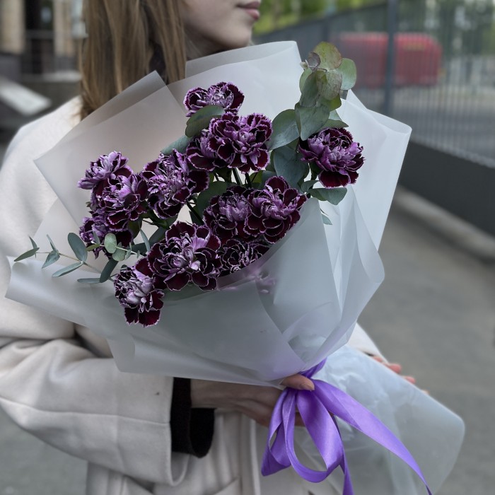 Букет из 15 гвоздик сорта Минерва с эвкалиптом