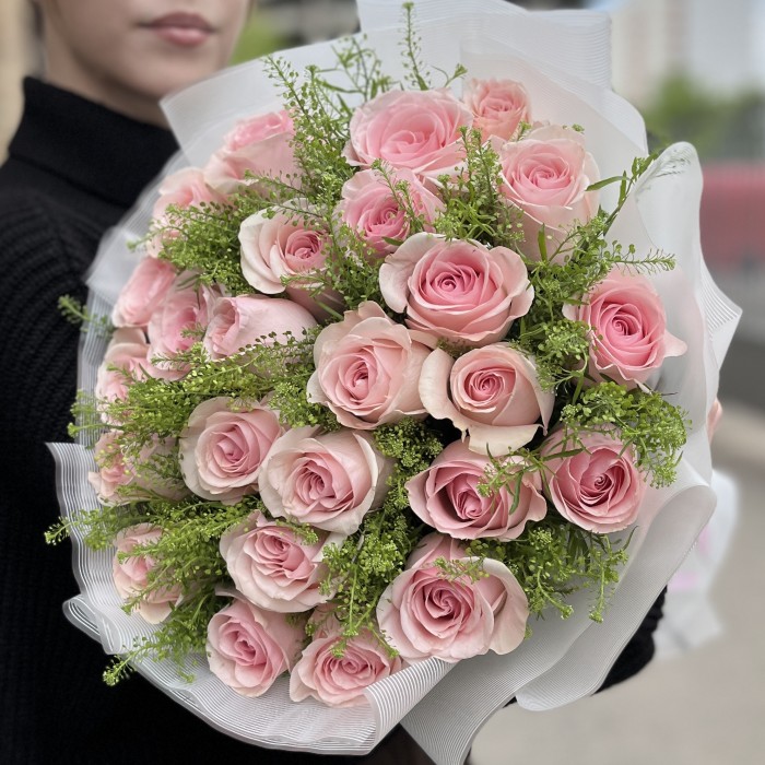 Букет из розовых роз на Жемчужную свадьбу