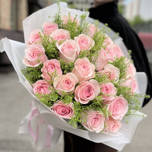 Букет из розовых роз на Жемчужную свадьбу