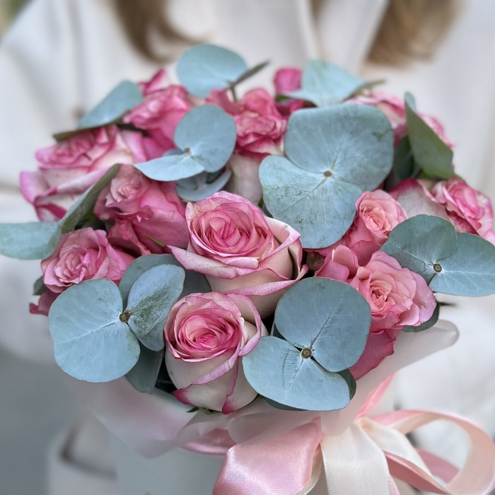 15 розовых роз Микс Алани в коробке