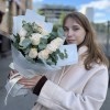 Букет 9 кремовых пионовидных роз Веддинг с эвкалиптом