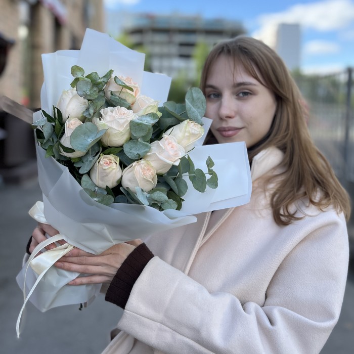 Букет 9 кремовых пионовидных роз Веддинг с эвкалиптом