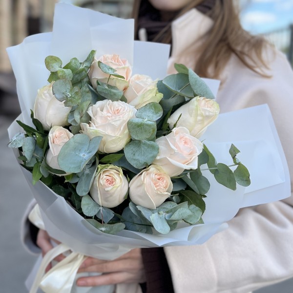 Букет 9 кремовых пионовидных роз Веддинг с эвкалиптом