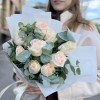 Букет 9 кремовых пионовидных роз Веддинг с эвкалиптом